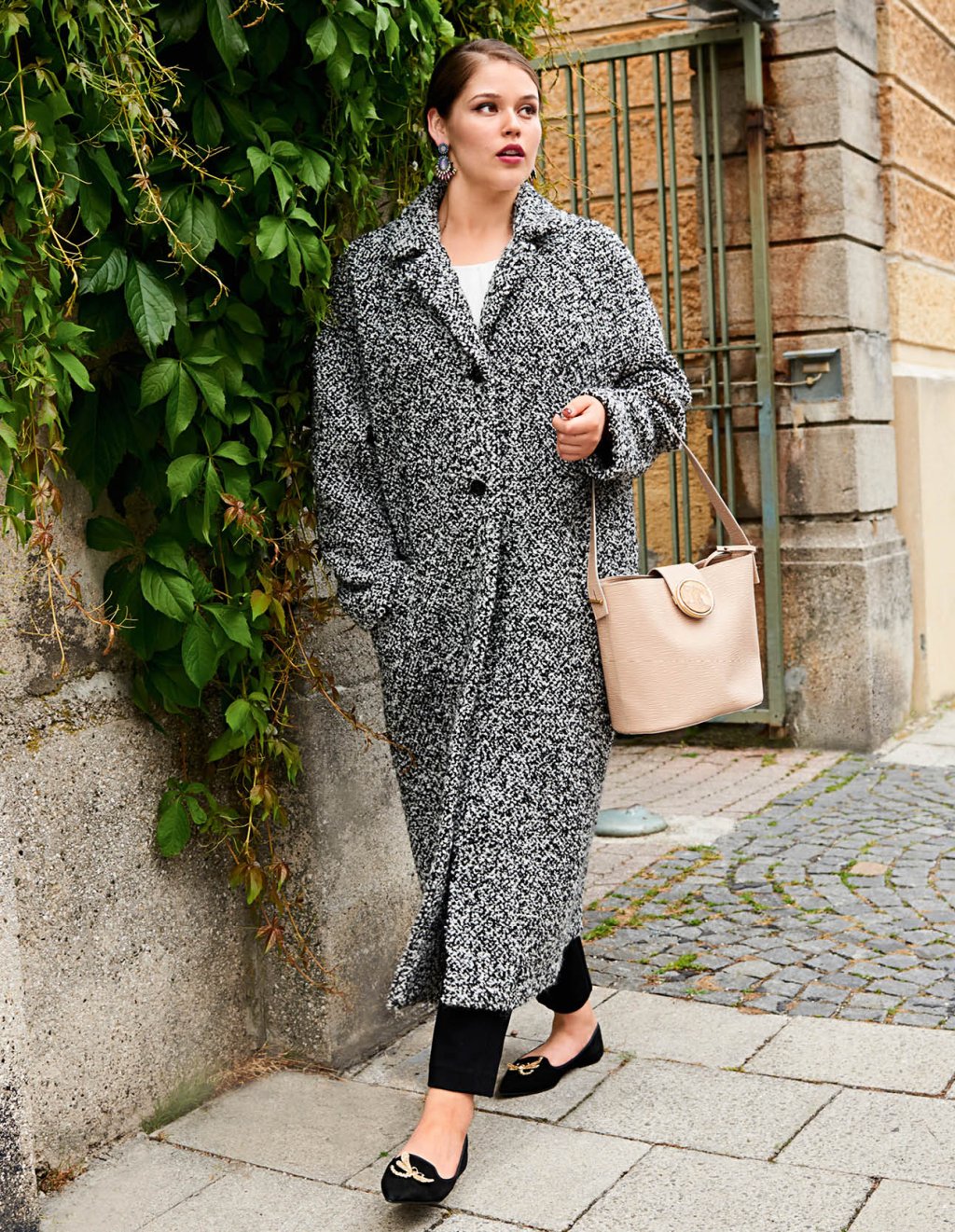 09 Dlouhý plášť s hlubokými kapsami