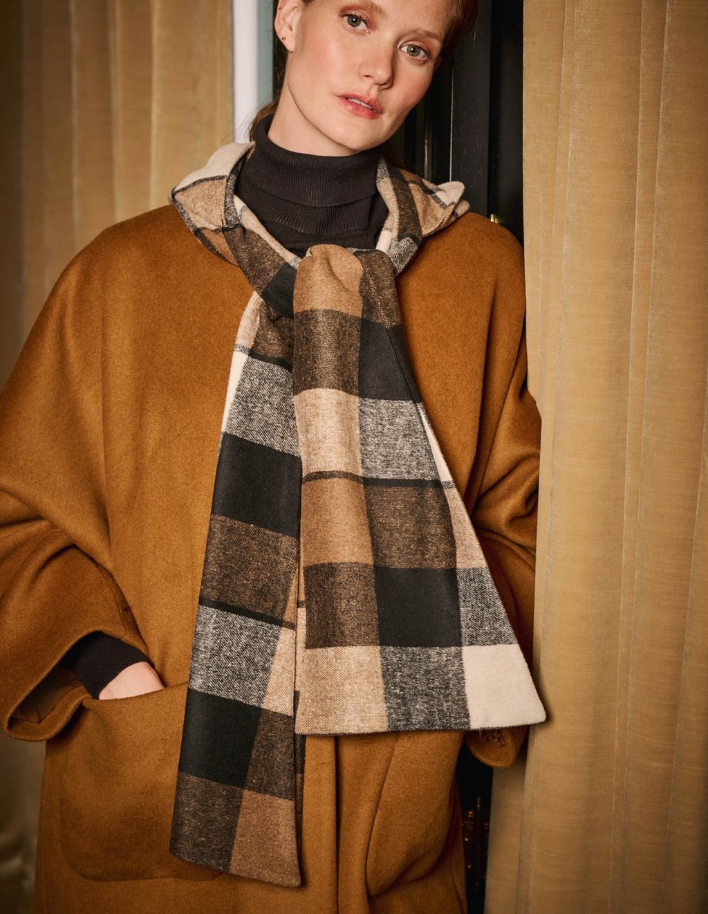 126 Šála s kapucí