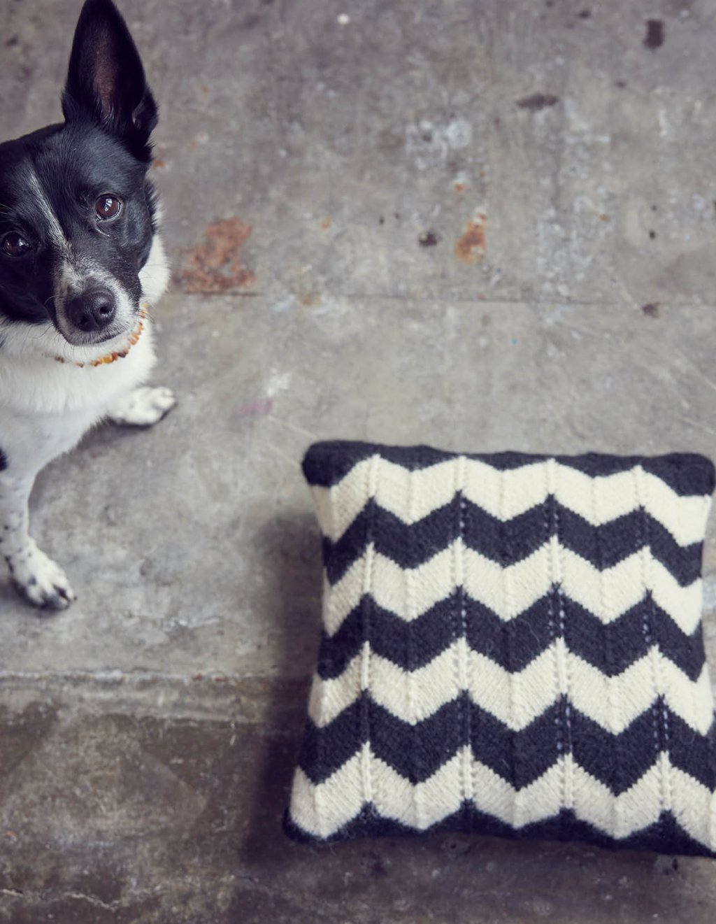 02 Polštářek s klikatými pruhy