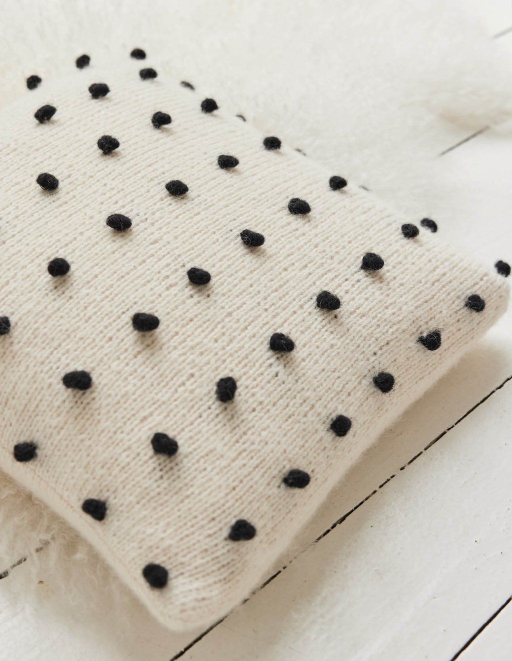 03 Polštářek s černými nopky