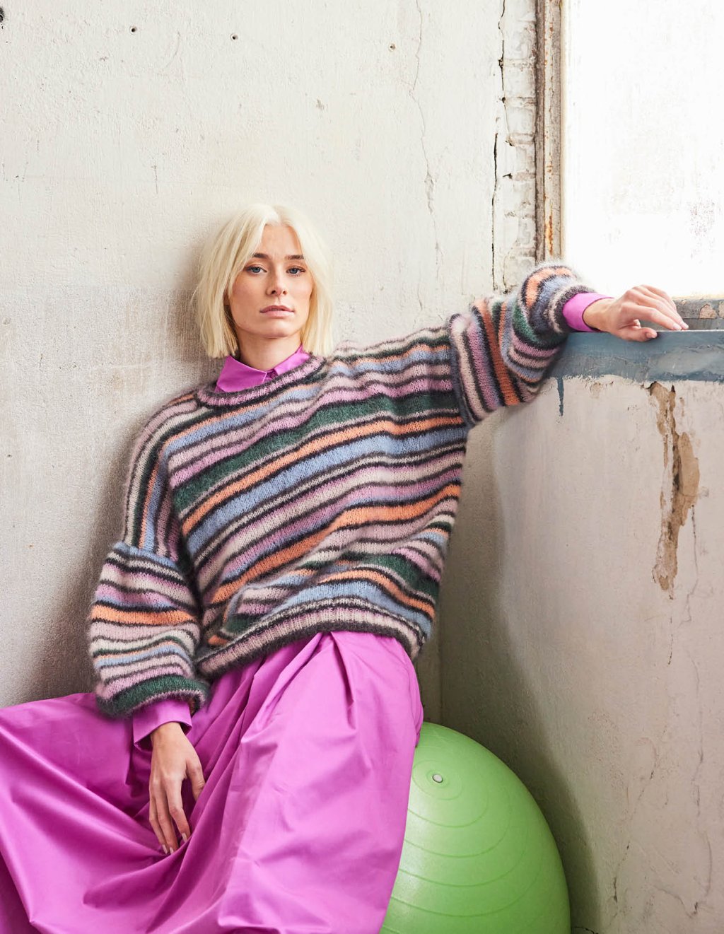 09 Proužkovaný pulovr