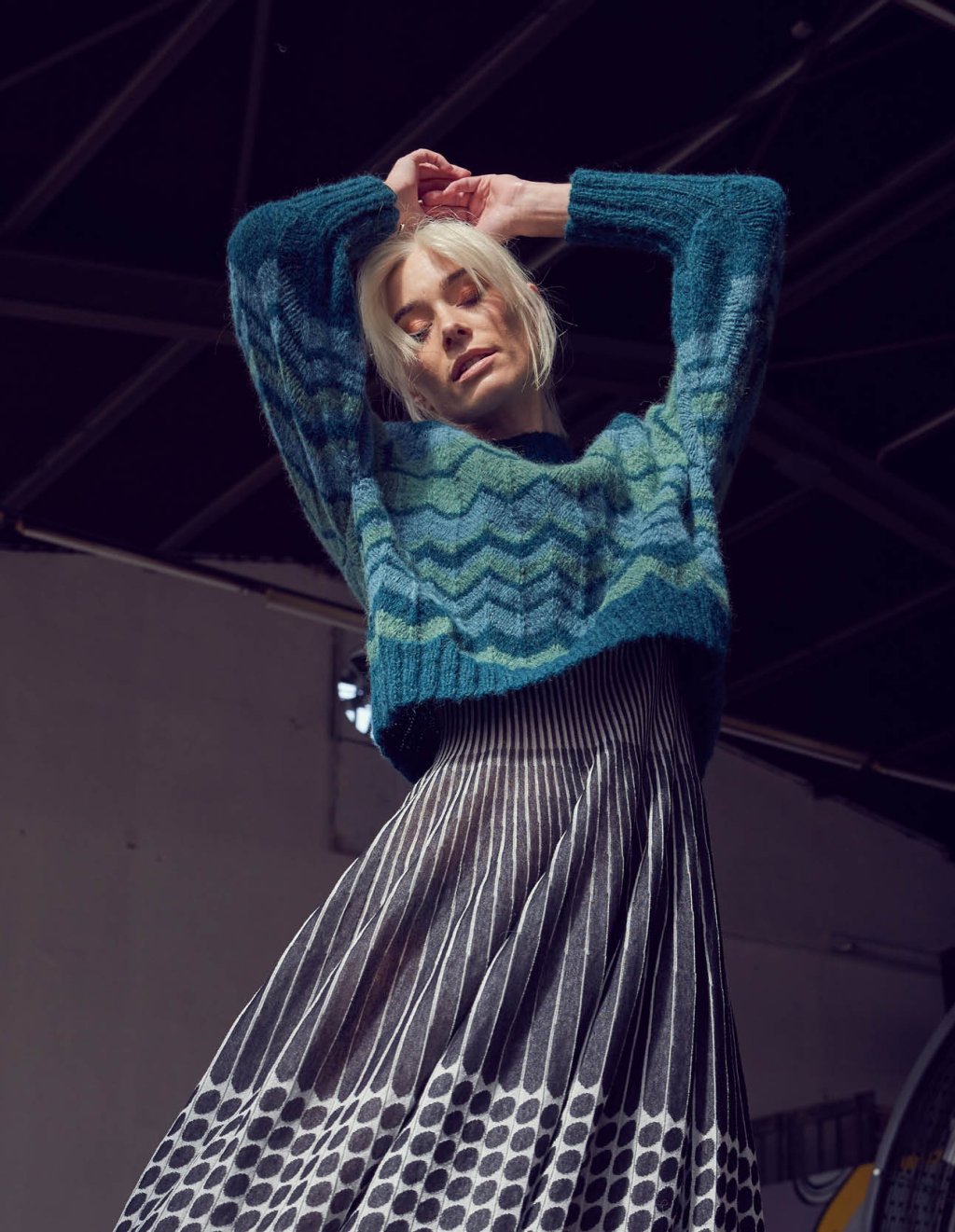 21 Pulovr s klikatými pruhy