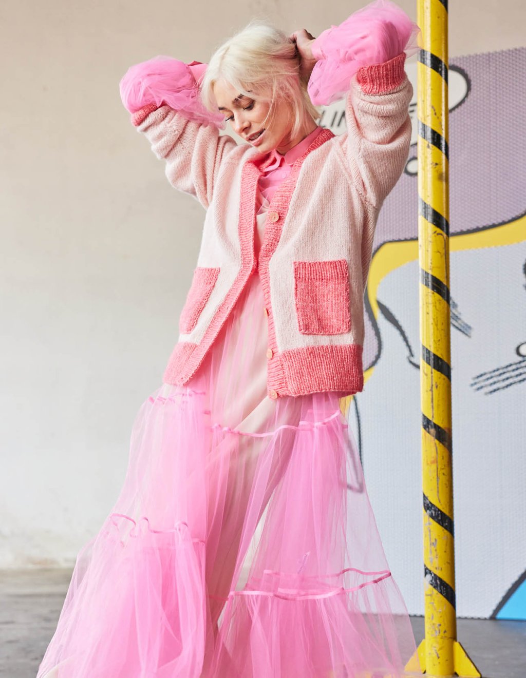 26 Pletený kabátek s kontrastními detaily