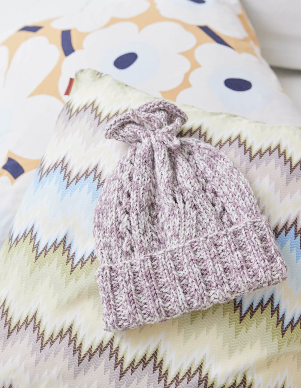 31 Čepice s ažurovým vzorem