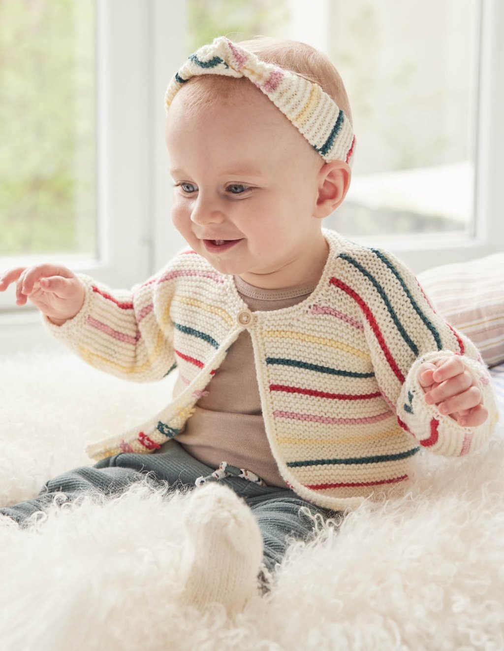 38 Pletený kabátek s proužky