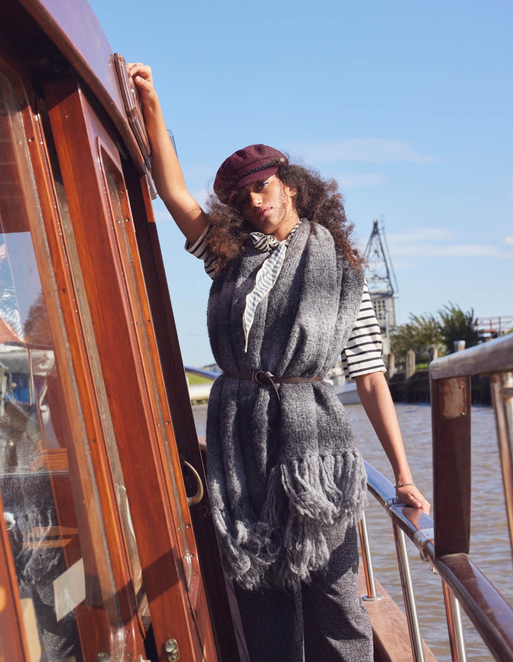 05 Šedá šála s třásněmi