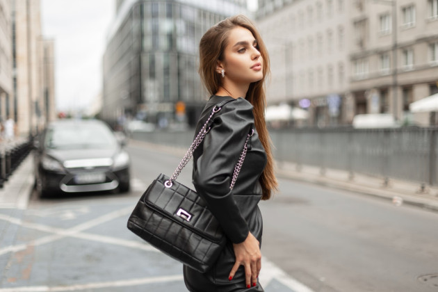 kabelka-guess-doplnek-ktery-promeni-jakykoli-outfit